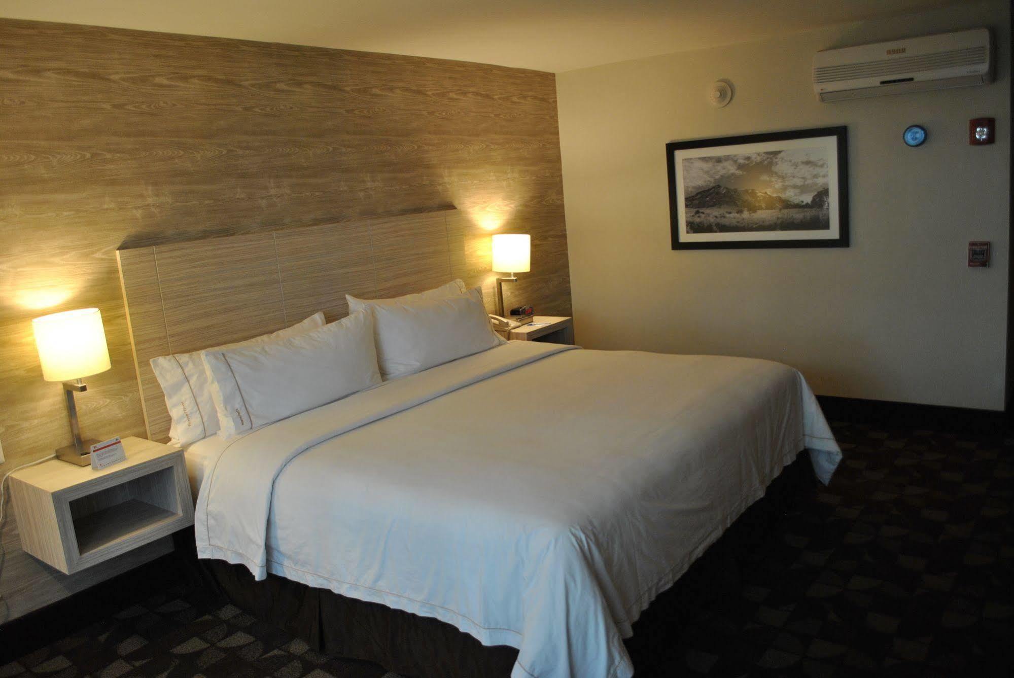Holiday Inn Express Toluca By Ihg Экстерьер фото